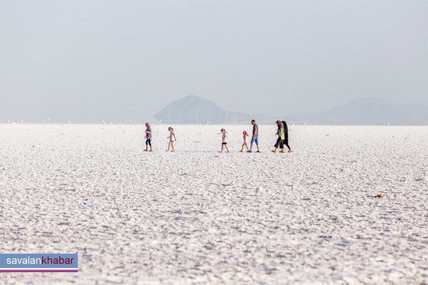 پیاده روی روی دریاچه ارومیه 