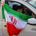 اهتزاز پرچم توسط زن جوان