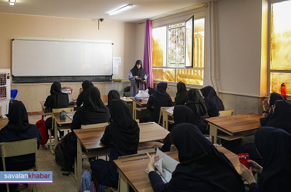 خانم معلم در کلاس دبیرستان دخترانه A teacher in a girl's high school class